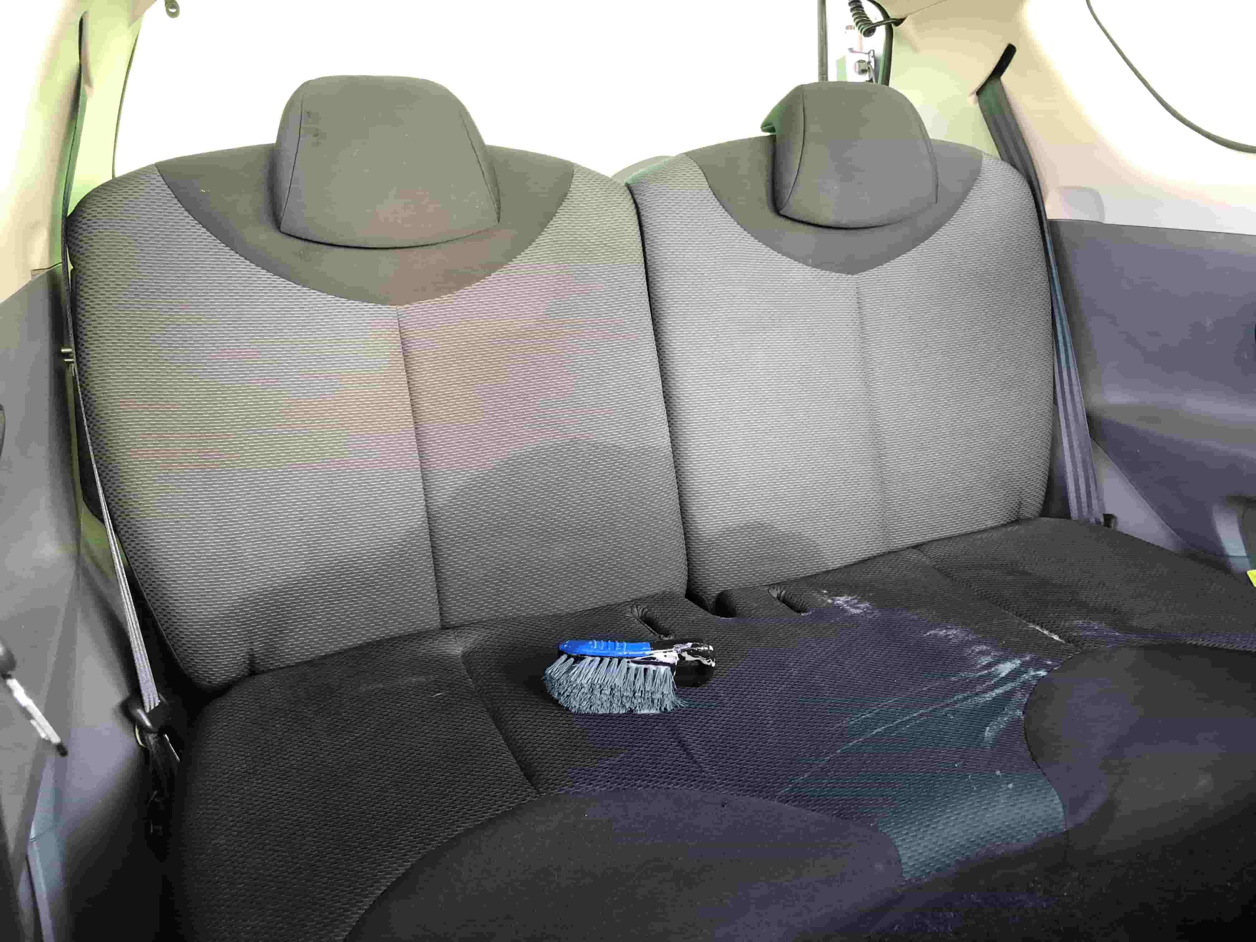 Comment bien nettoyer un siège voiture en tissu ?